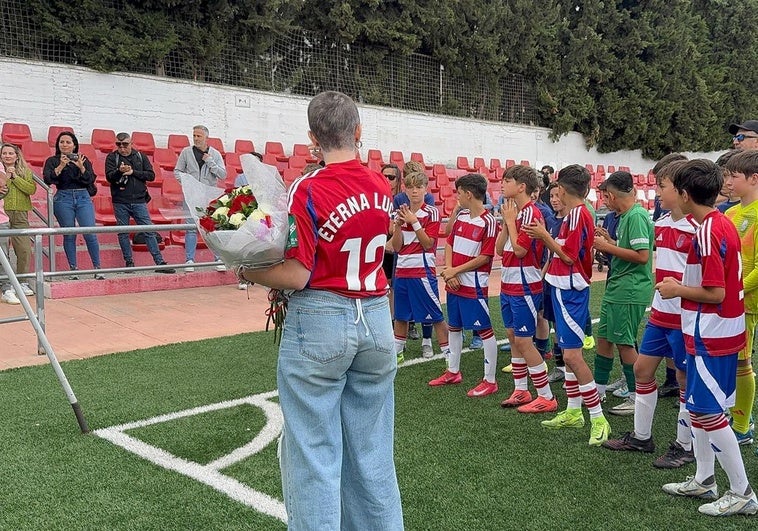 La sorpresa del Alevín A del Granada a una joven con cáncer de mama